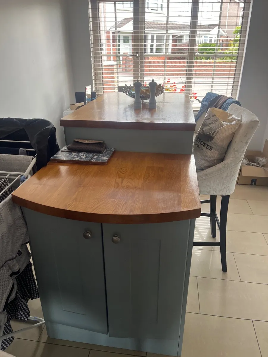 Kitchen island and chairs - Image 1