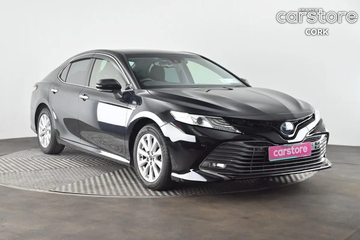 Toyota Camry 2.5 Hybrid  reverse Cam privacy Glas - Image 1