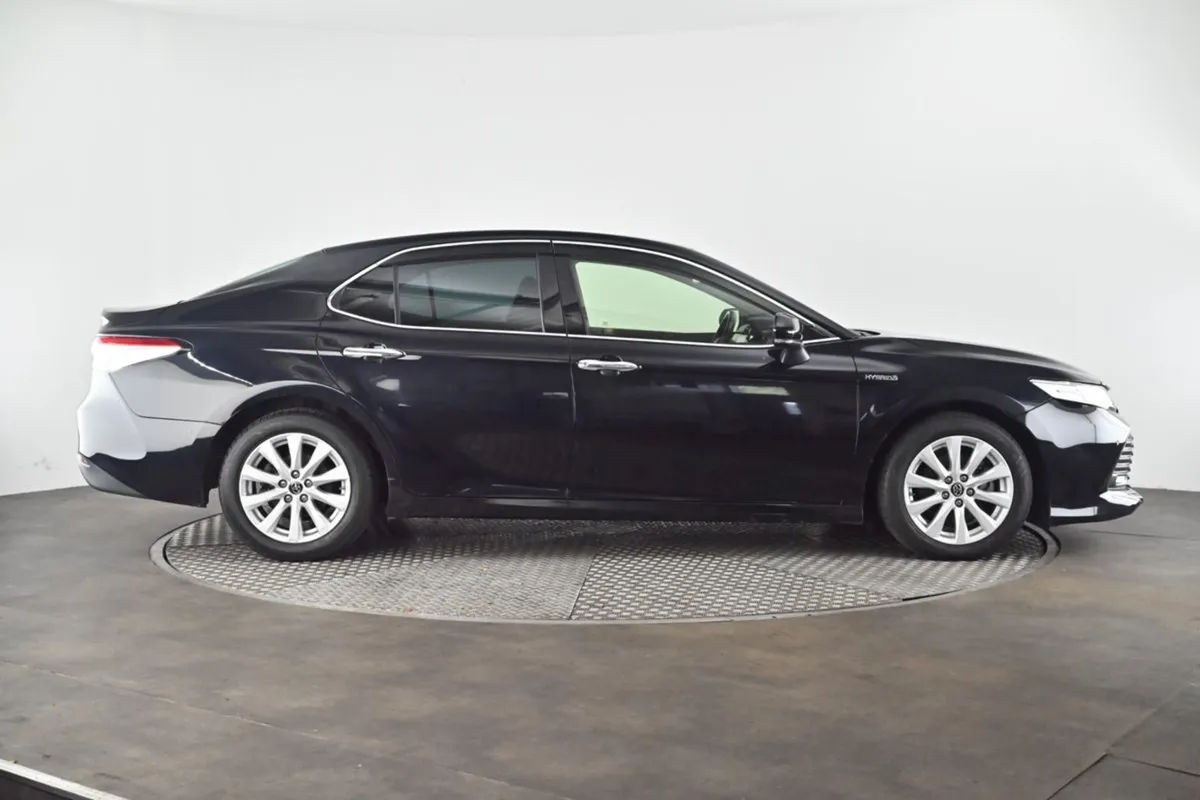 Toyota Camry 2.5 Hybrid  reverse Cam privacy Glas - Image 2