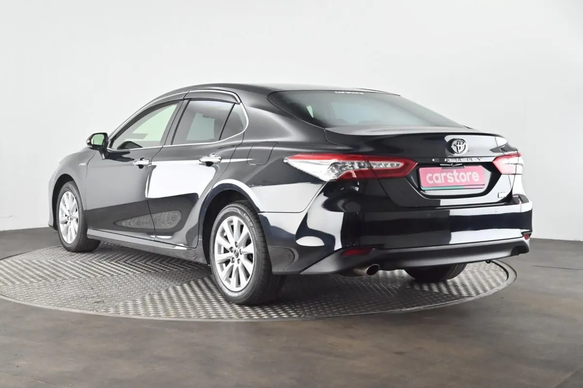 Toyota Camry 2.5 Hybrid  reverse Cam privacy Glas - Image 3
