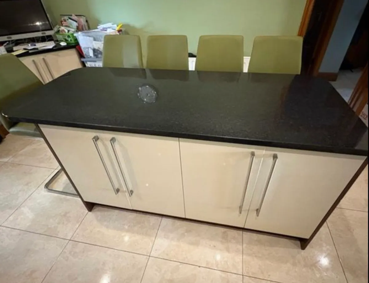 Kitchen island - Image 1
