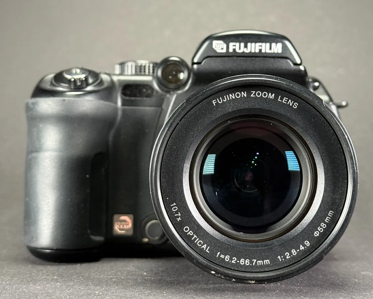 Fujifilm FinePix S9500 - Image 2