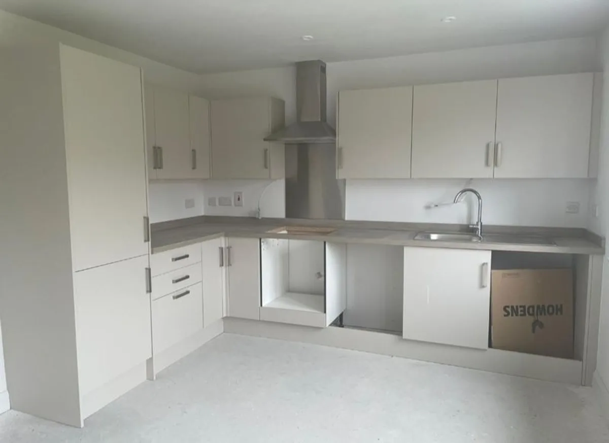 Howdens Greenwich kitchen (new) - Image 1