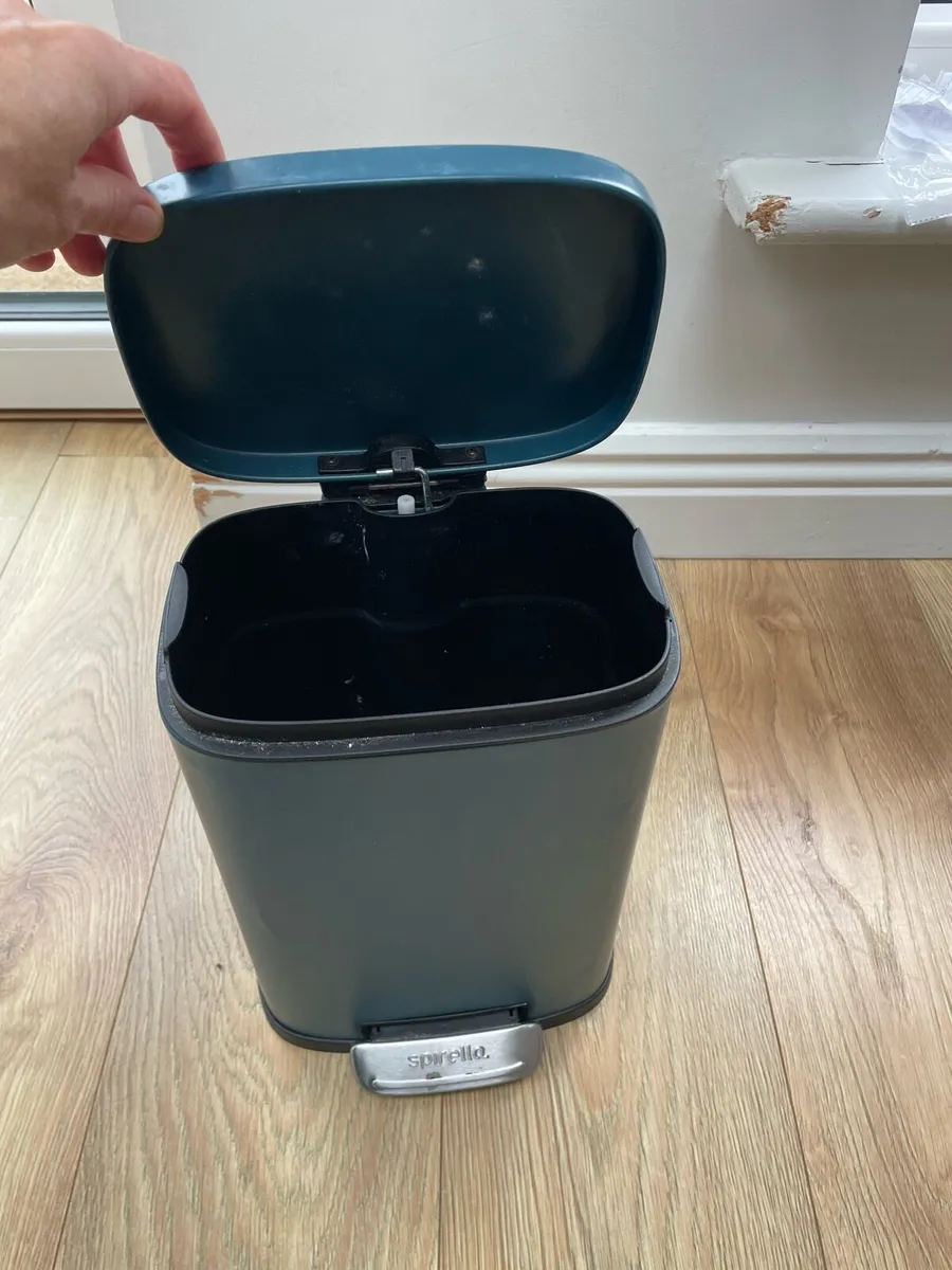 Free small teal coloured bin - Image 3