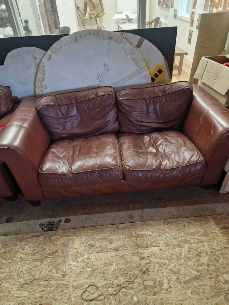 2 seater leather couch - Image 1