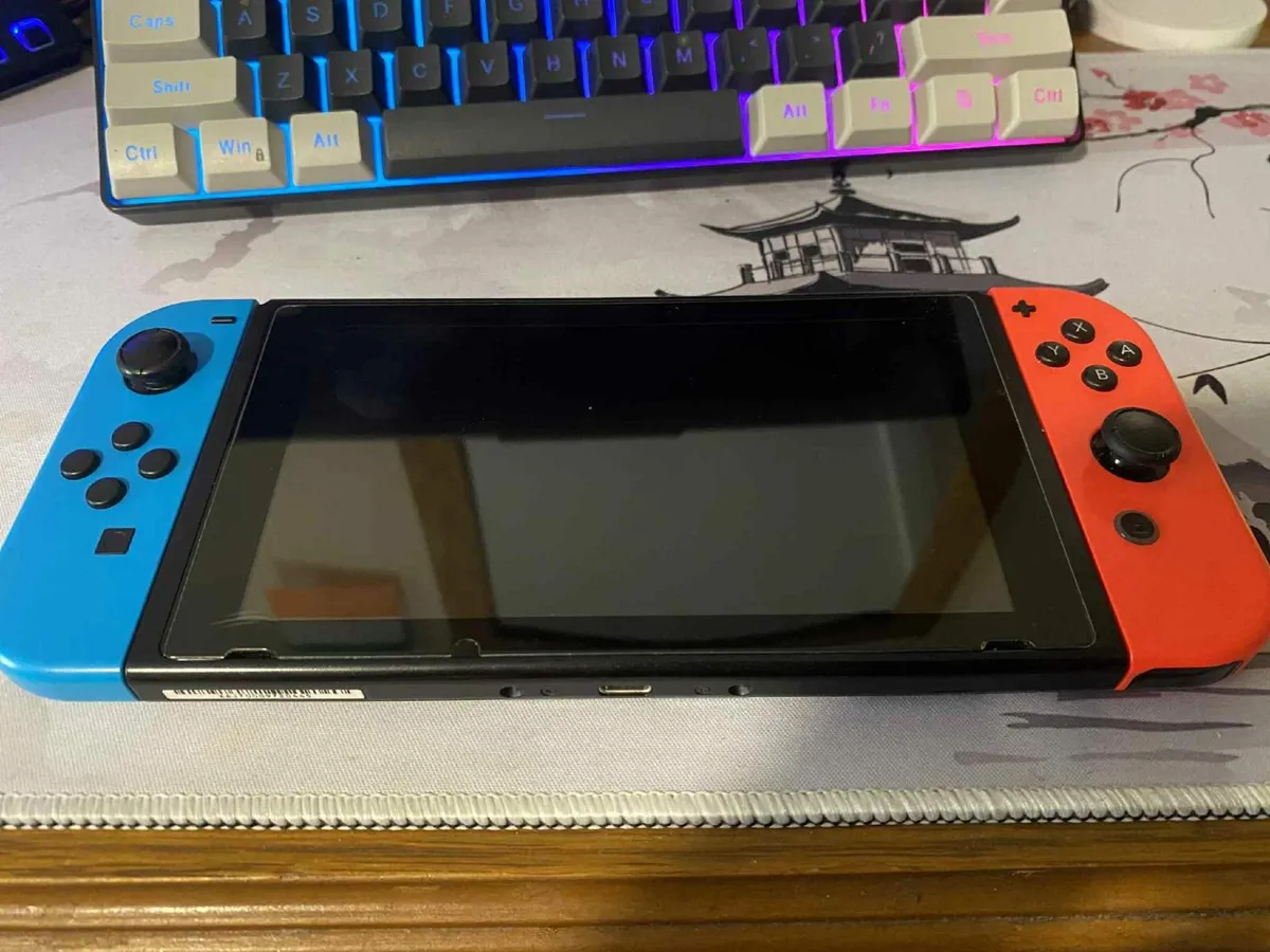 Nintendo Switch /w Minecraft - Image 1