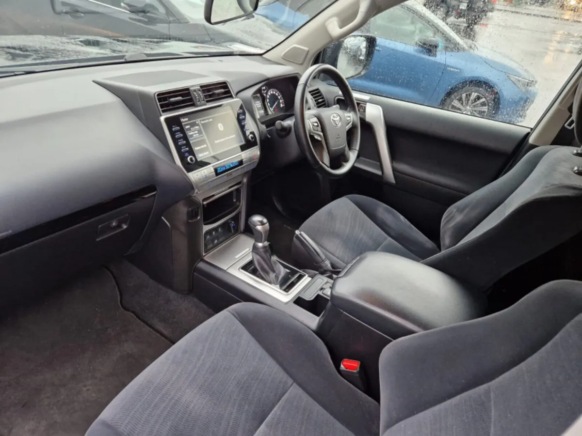 Toyota Land Cruiser 2.8 LWB Auto Commercial With V - Image 4