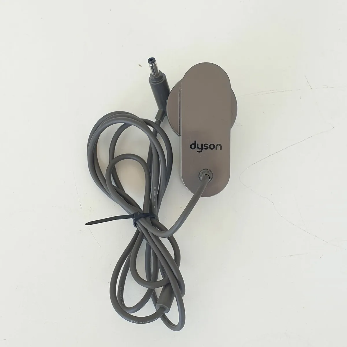 Dyson V8 V7 V6 battery charger - Image 1