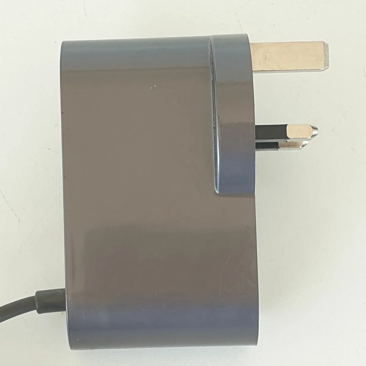 Dyson V8 V7 V6 battery charger - Image 2
