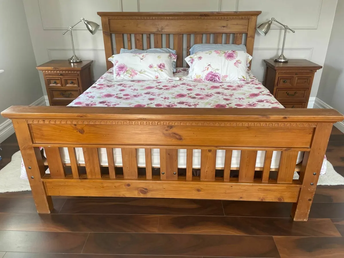 Superking bed, 2 matching lockers & chest of drawe - Image 1