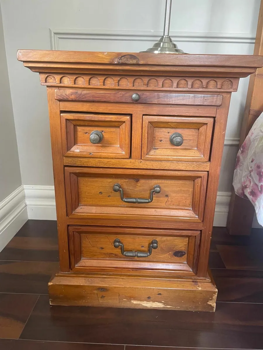 Superking bed, 2 matching lockers & chest of drawe - Image 2