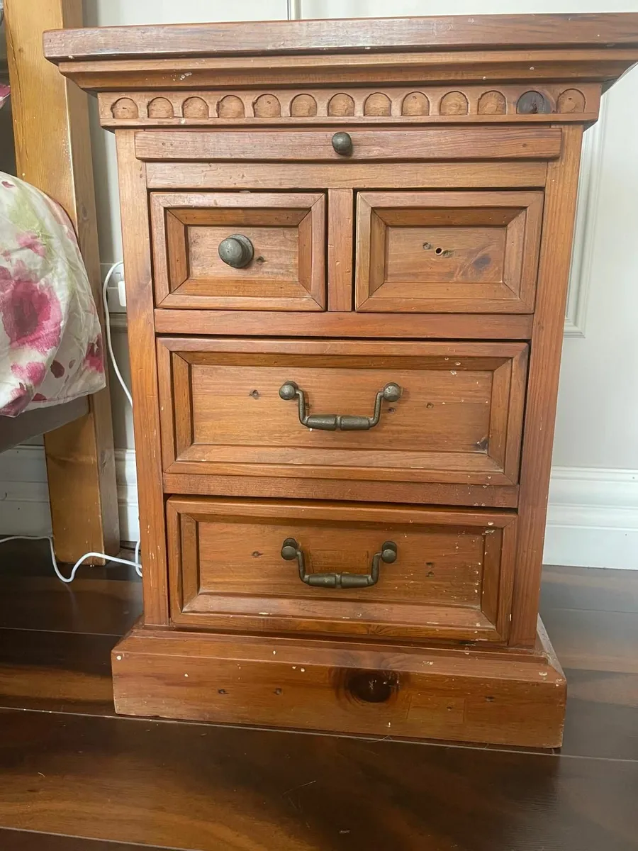 Superking bed, 2 matching lockers & chest of drawe - Image 3