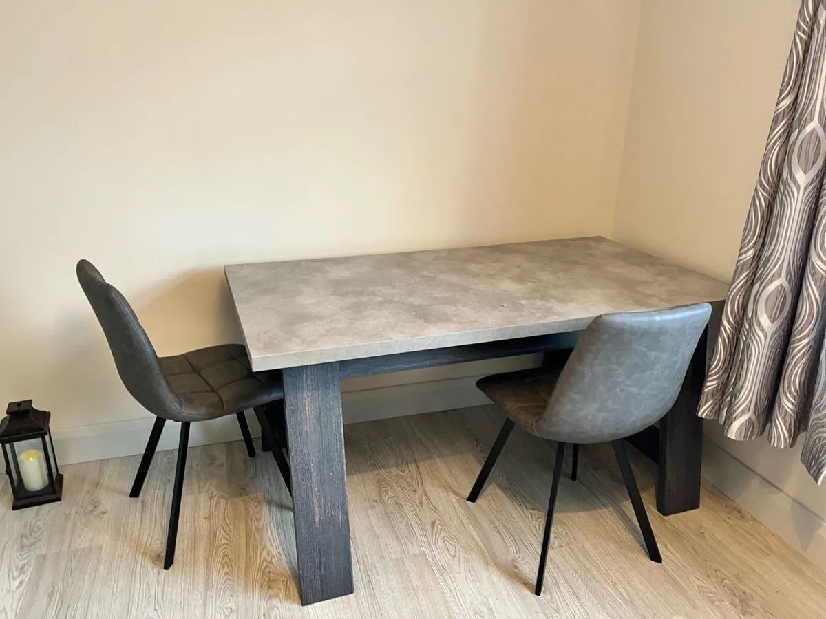 Dining table - Image 1