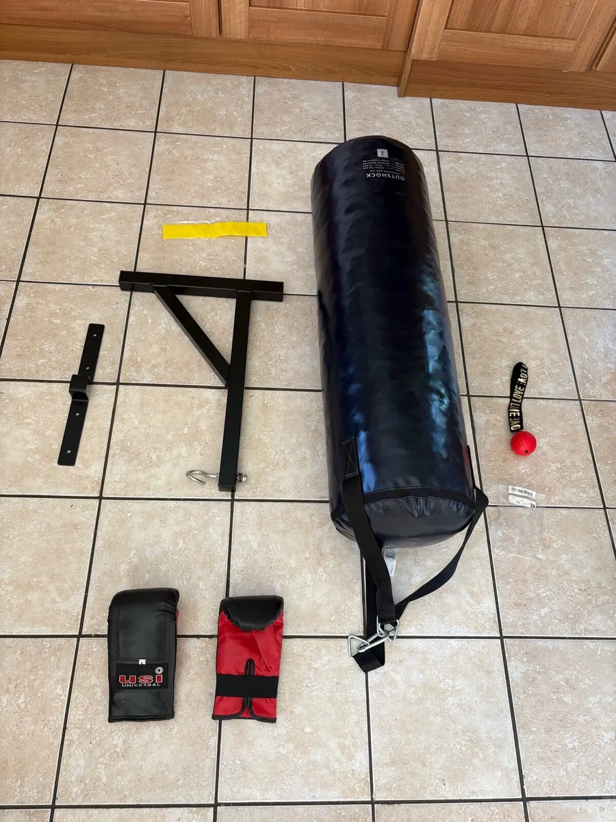 PUNCH BAG, WALL BRACKET, GLOVES, BOX BALL, BAND!! - Image 1