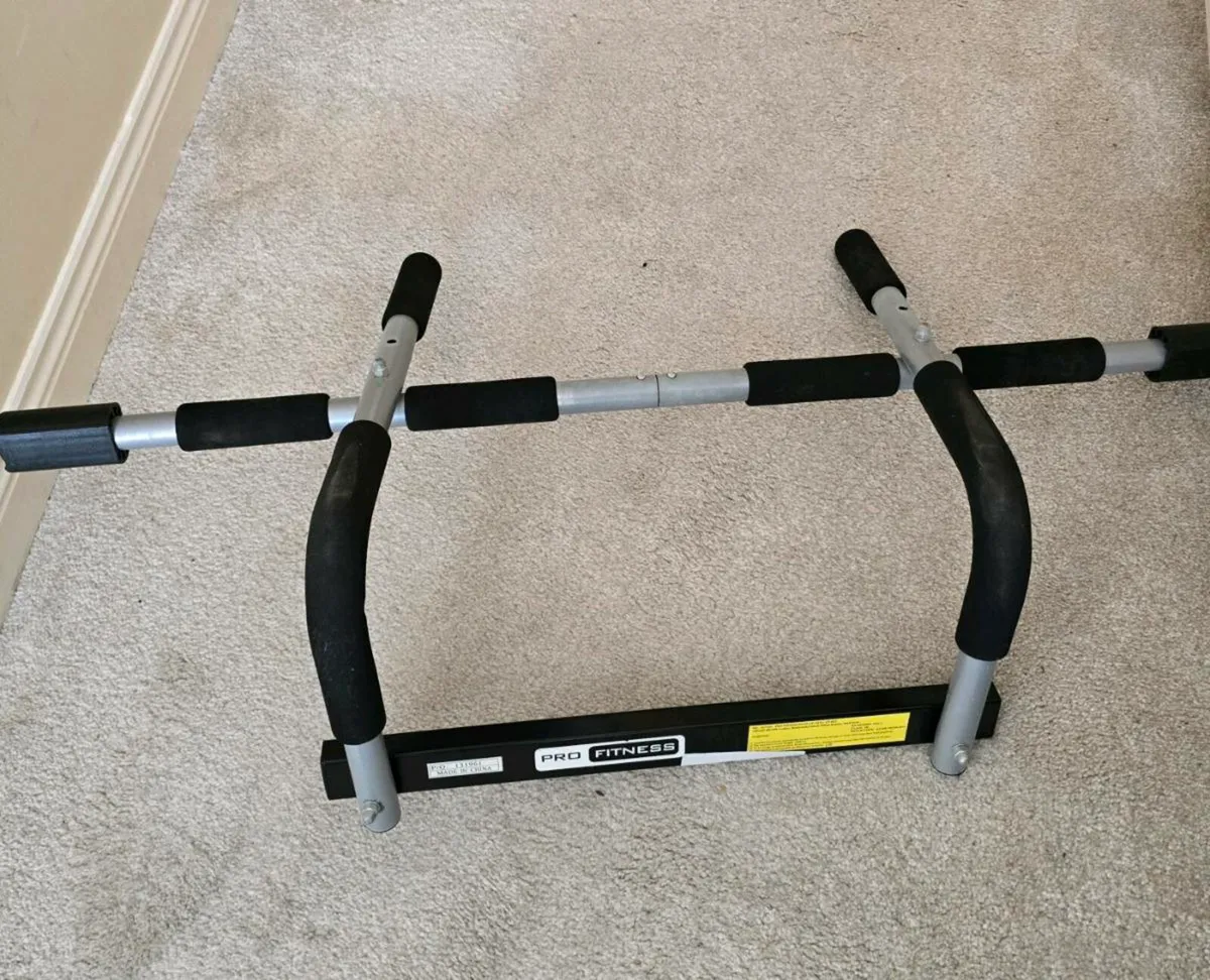 Pull up door frame gym bar - Image 1