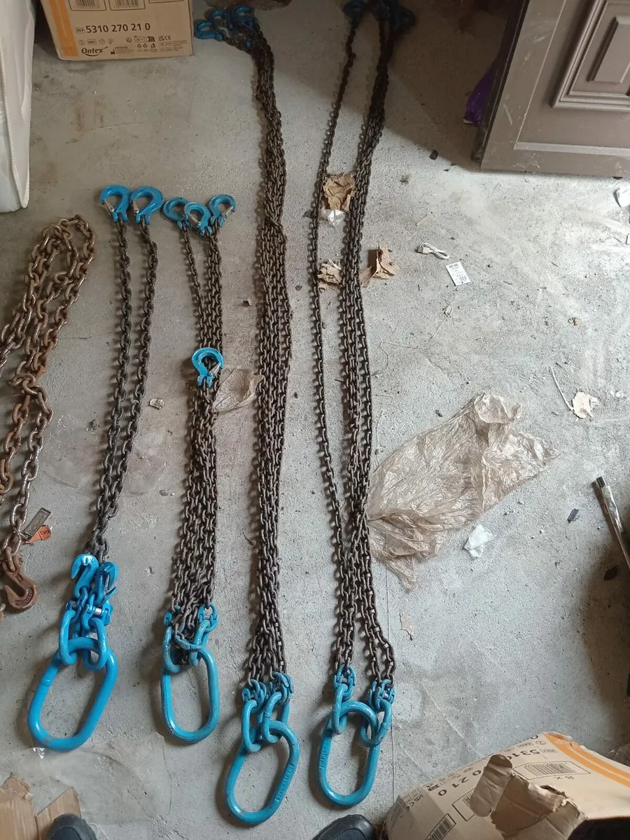 Heavy duty lifting chains and block and tackle - Image 1