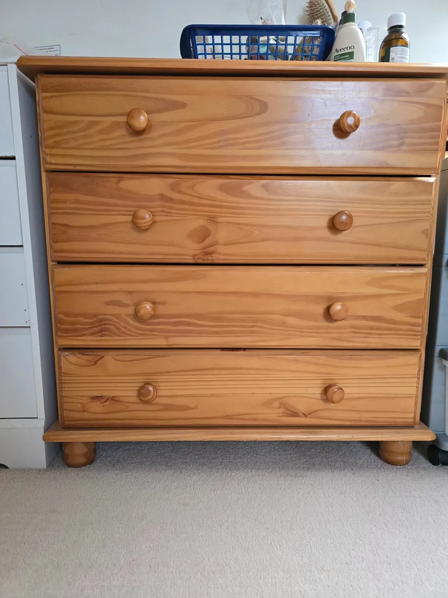 Solid chest of drawer