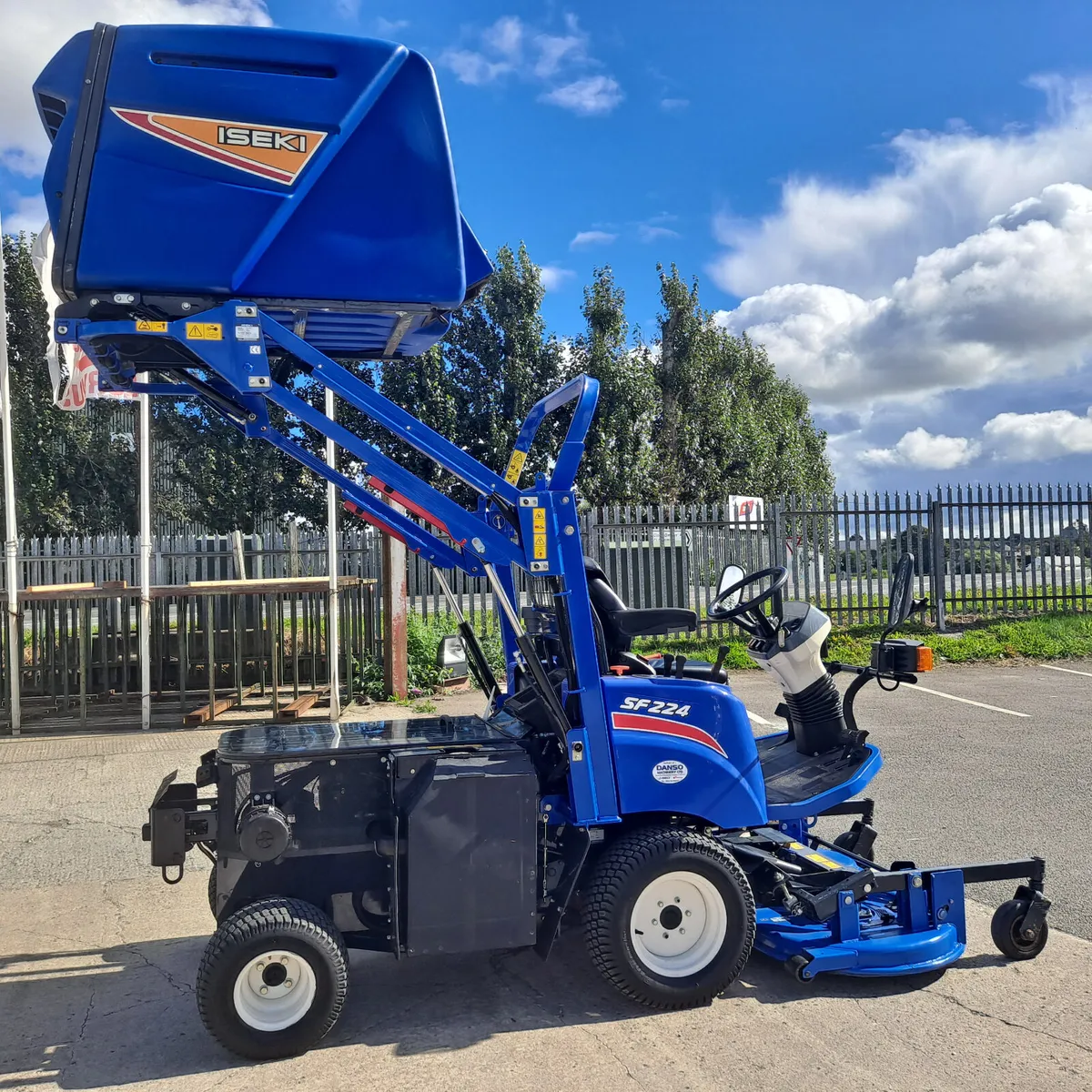 Iseki SF224 Out Front High Dump Collector Mower - Image 4