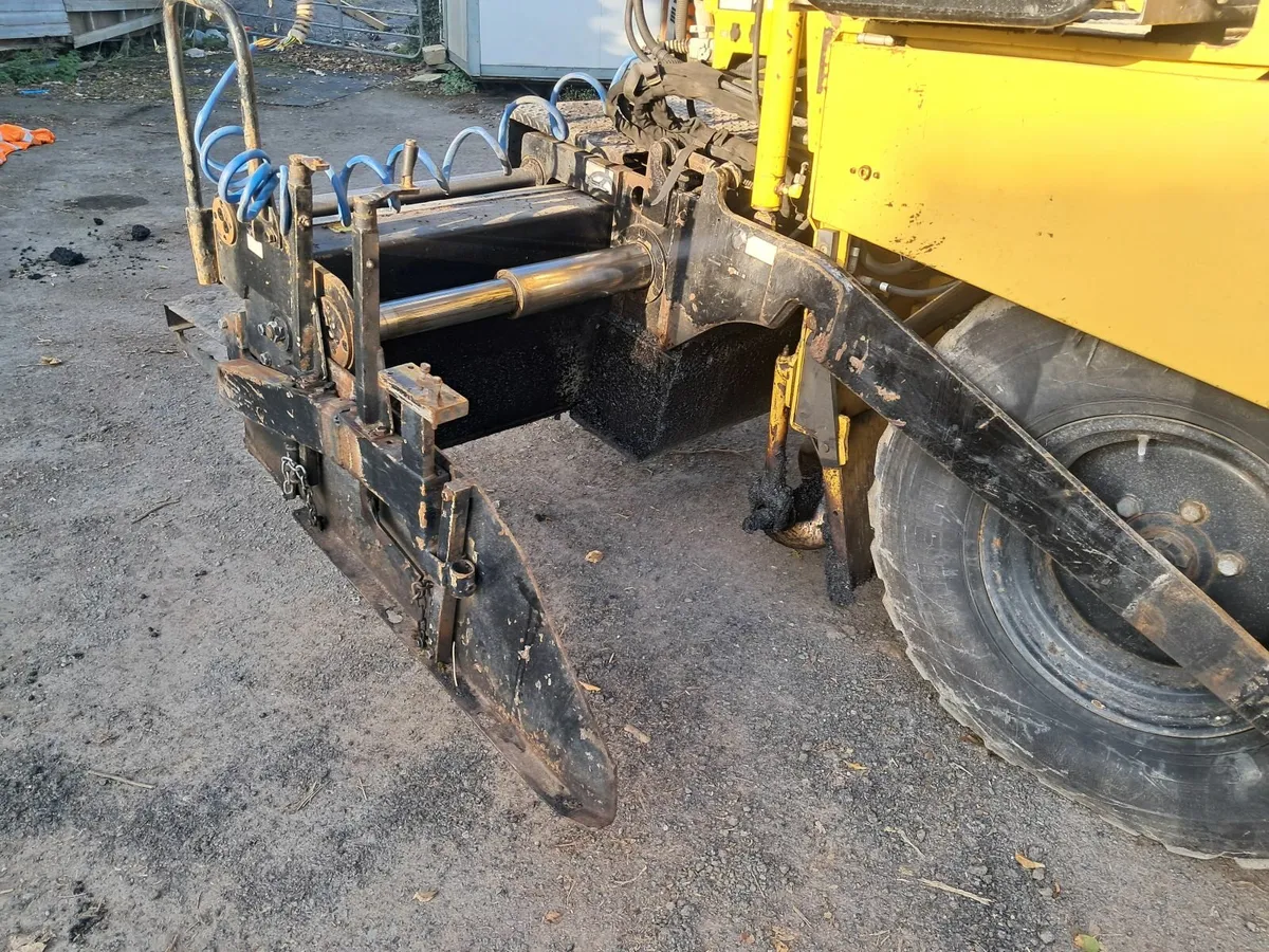 CAt Ap300 paver - Image 2