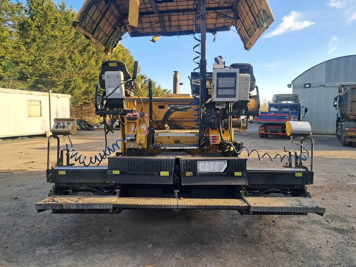 CAt Ap300 paver - Image 3