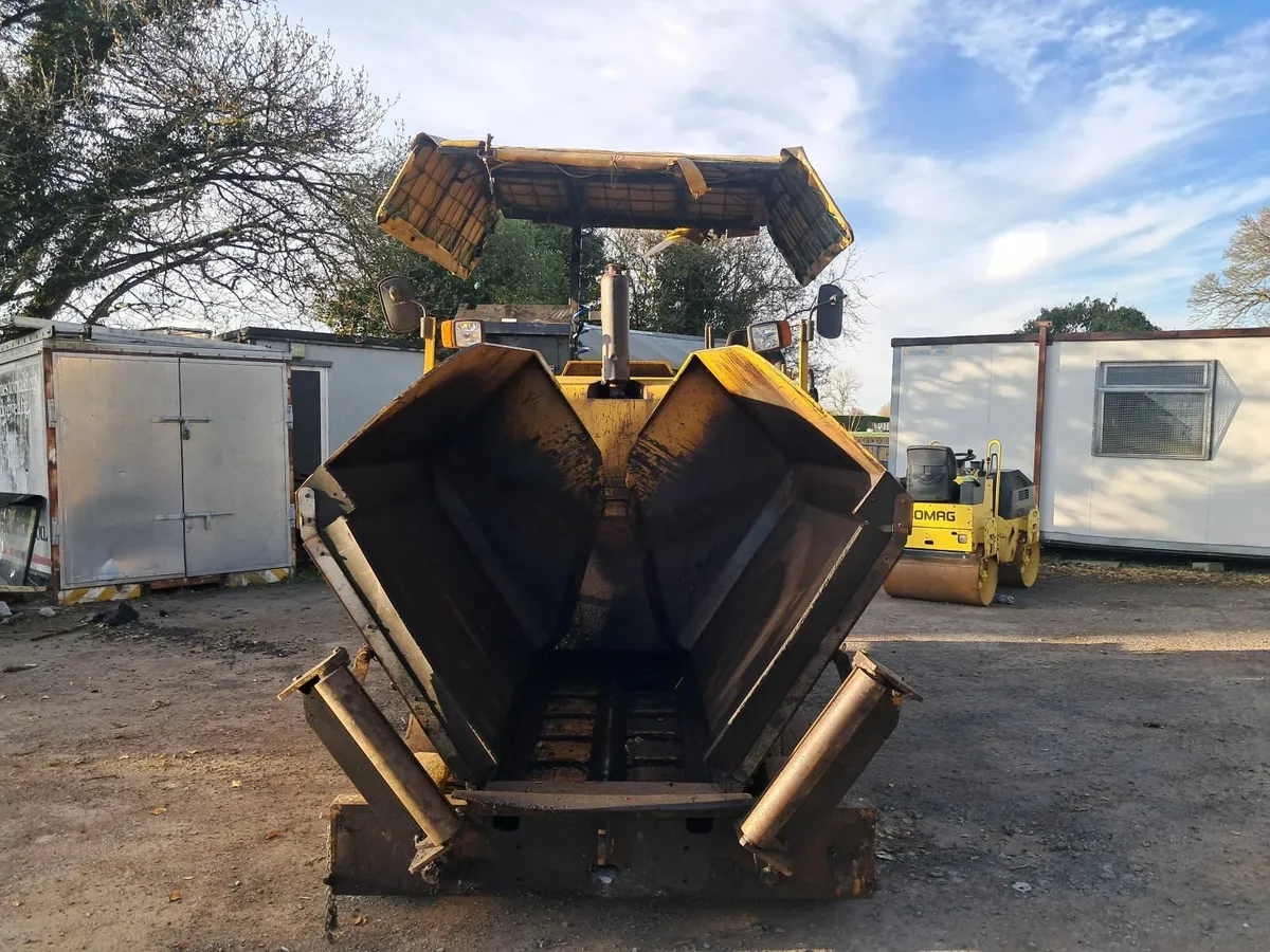 CAt Ap300 paver - Image 1