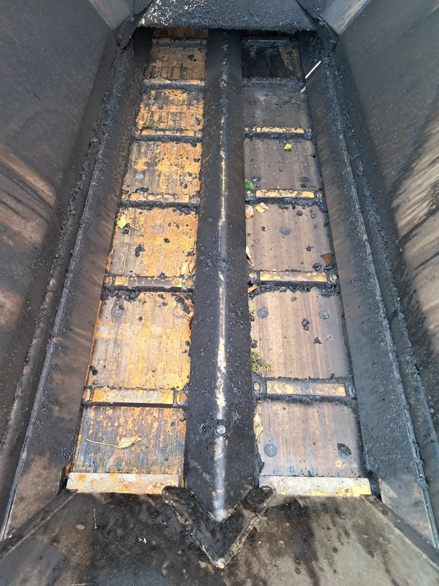 CAt Ap300 paver - Image 4