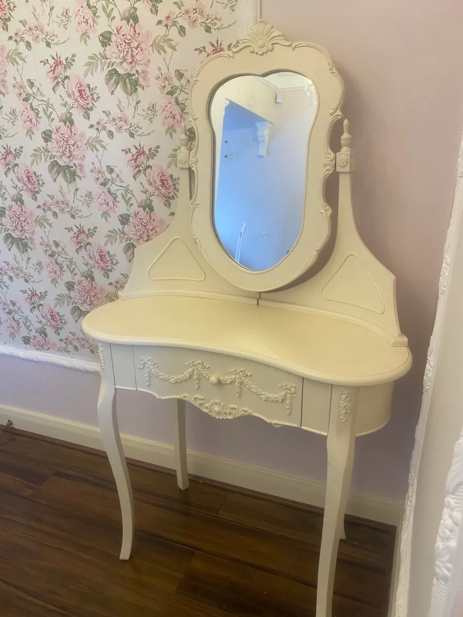 Make up table - Image 1