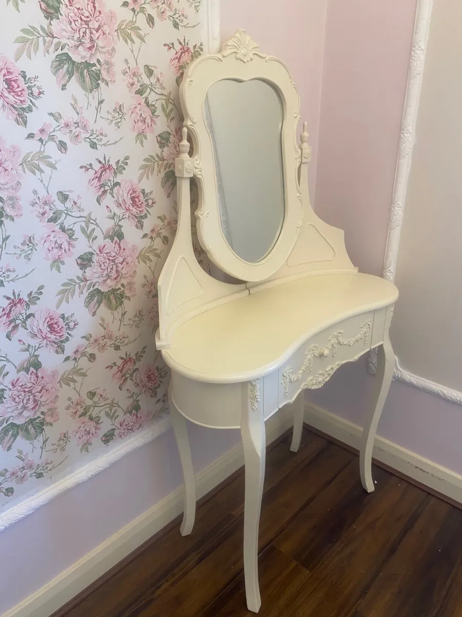 Make up table - Image 2