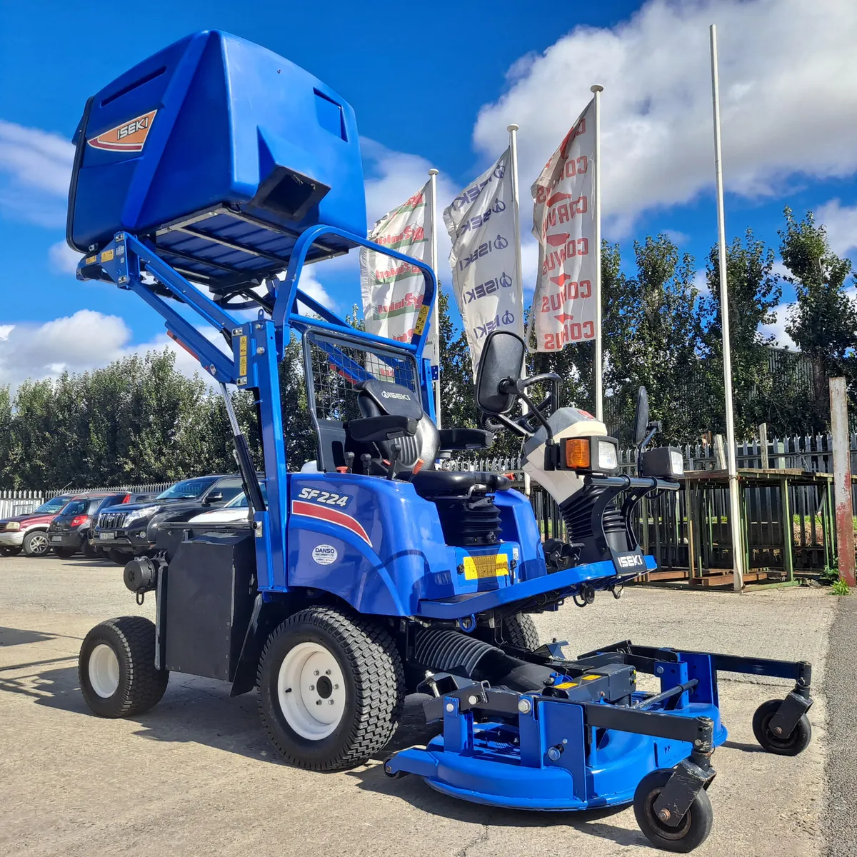 Iseki SF224 Out Front High Dump Collector Mower - Image 2