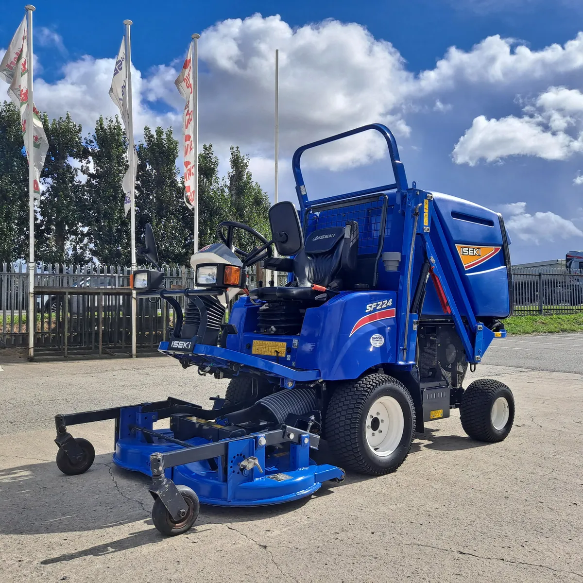 Iseki SF224 Out Front High Dump Collector Mower - Image 2