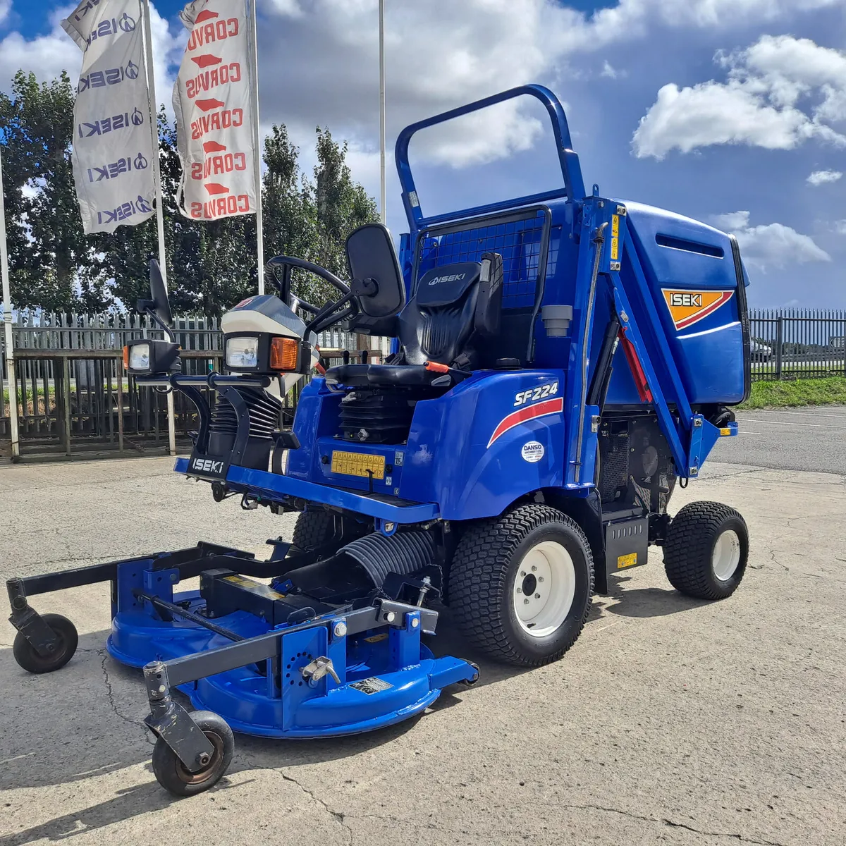 Iseki SF224 Out Front High Dump Collector Mower - Image 4