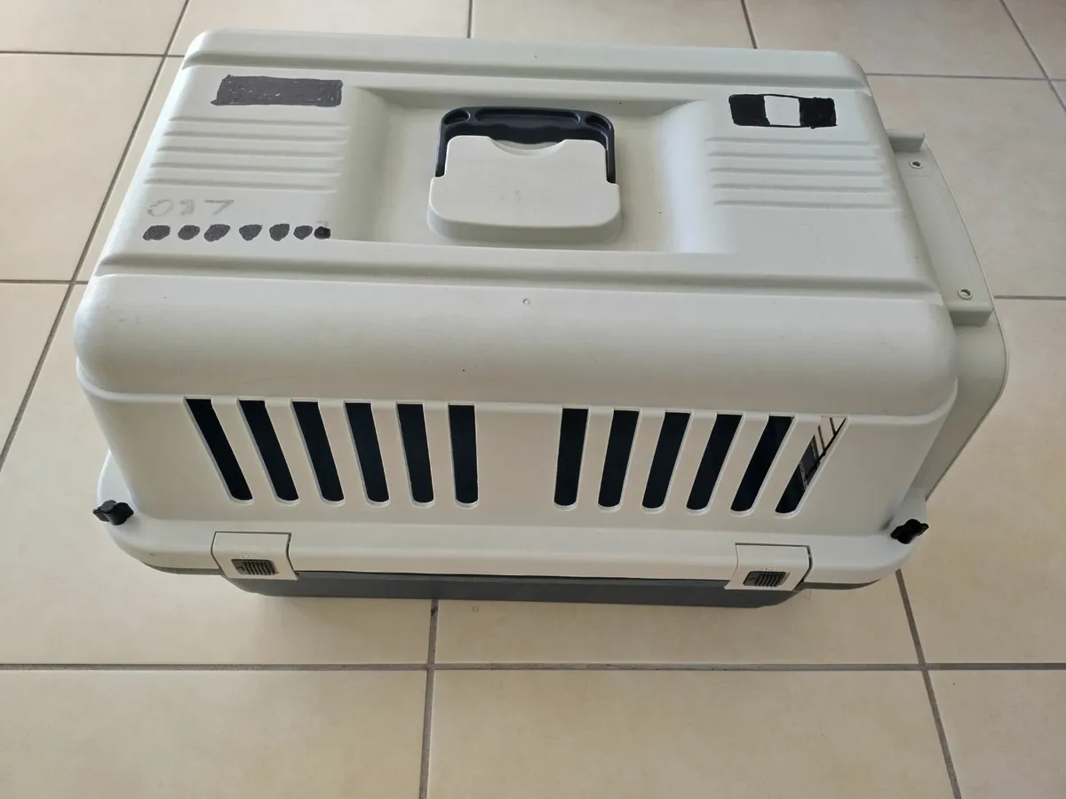 Pet carrier and pet beds - Image 1