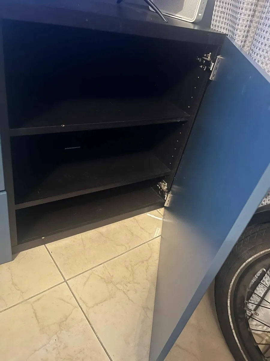 TV stand - Image 1