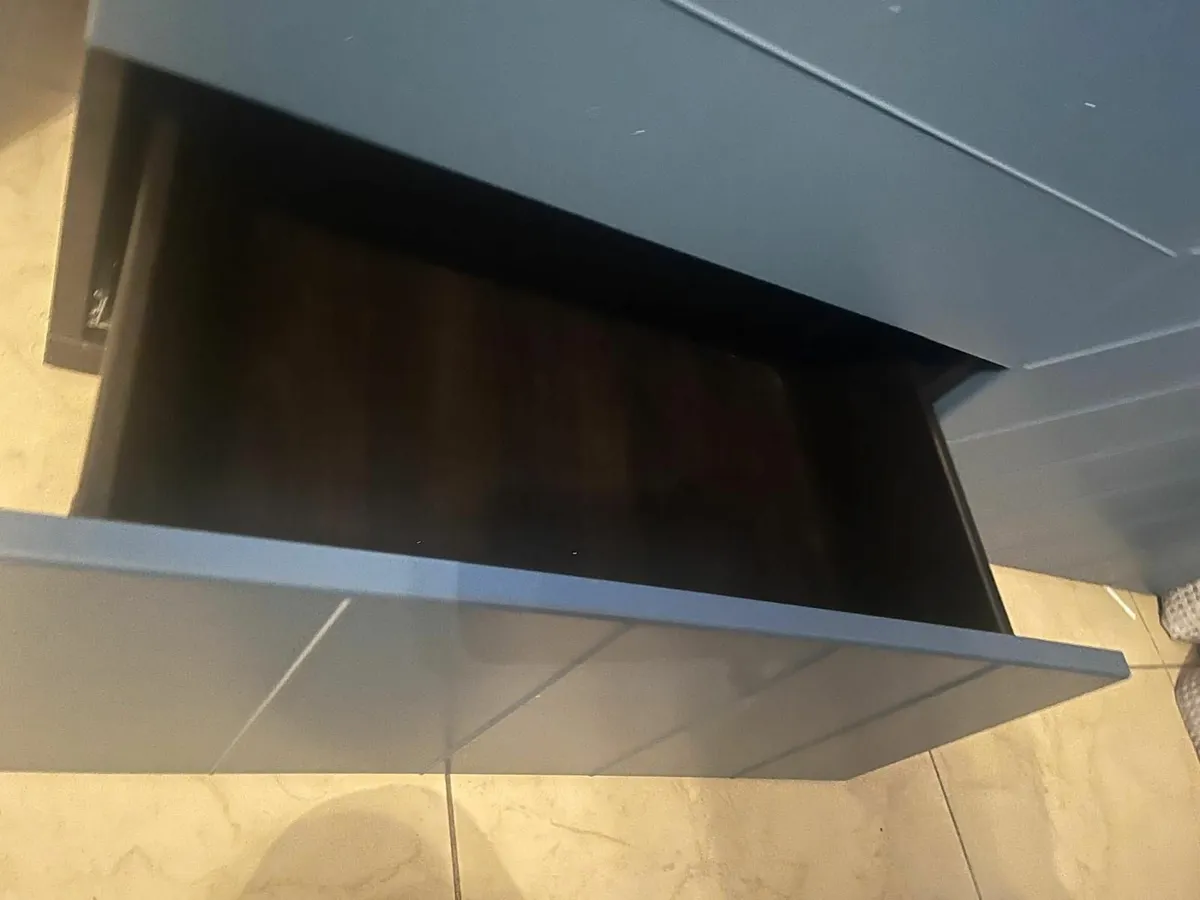 TV stand - Image 2