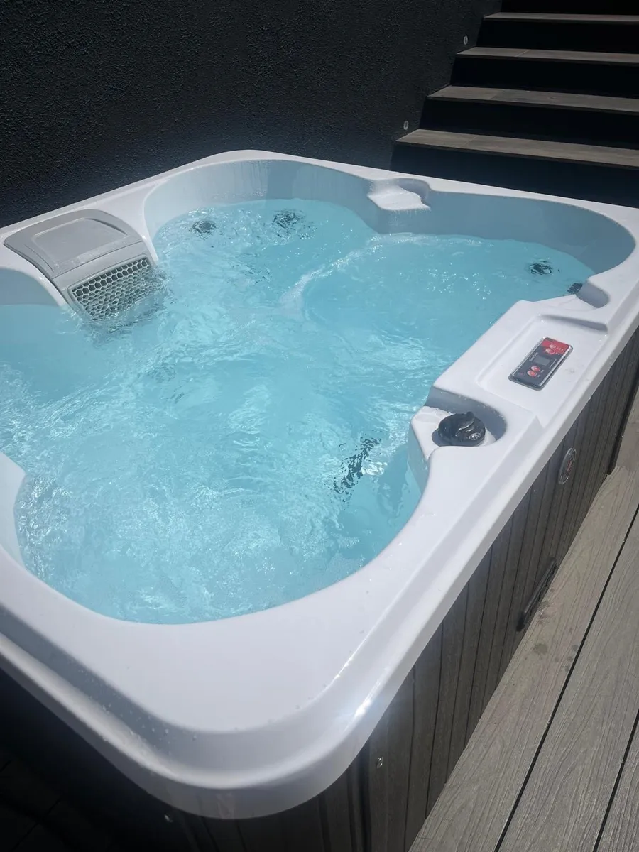 Hot Tub - Image 3