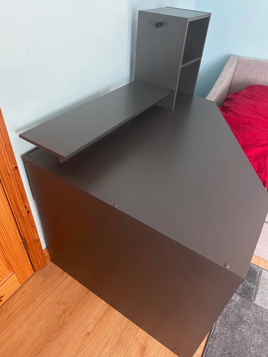 Office desk - Image 1