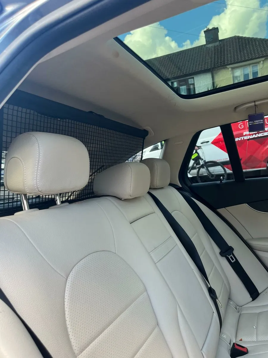 2017. MERCEDES C350E - Image 4