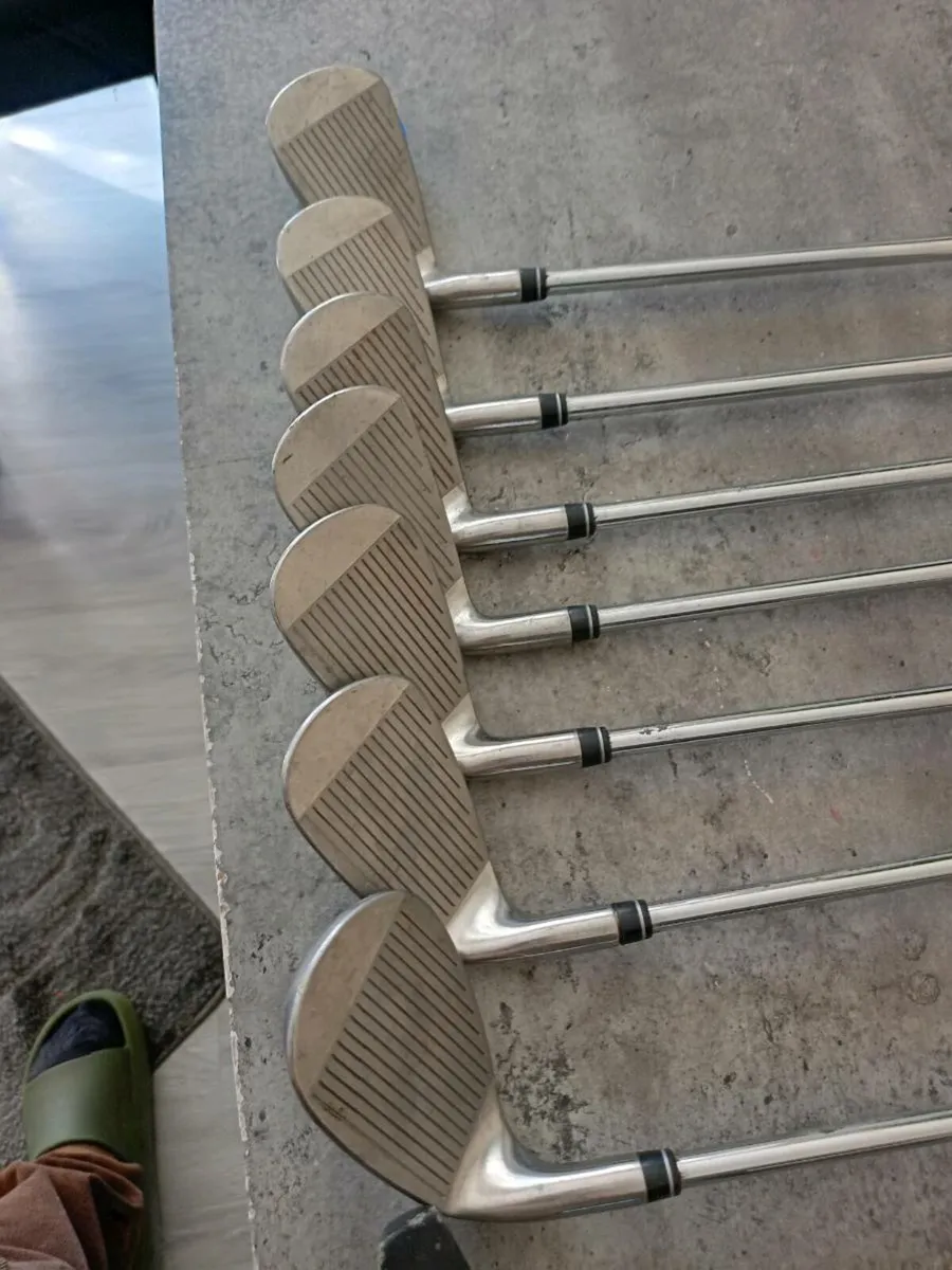 Yonex golf irons. And putter. Right handed clubs - Image 4