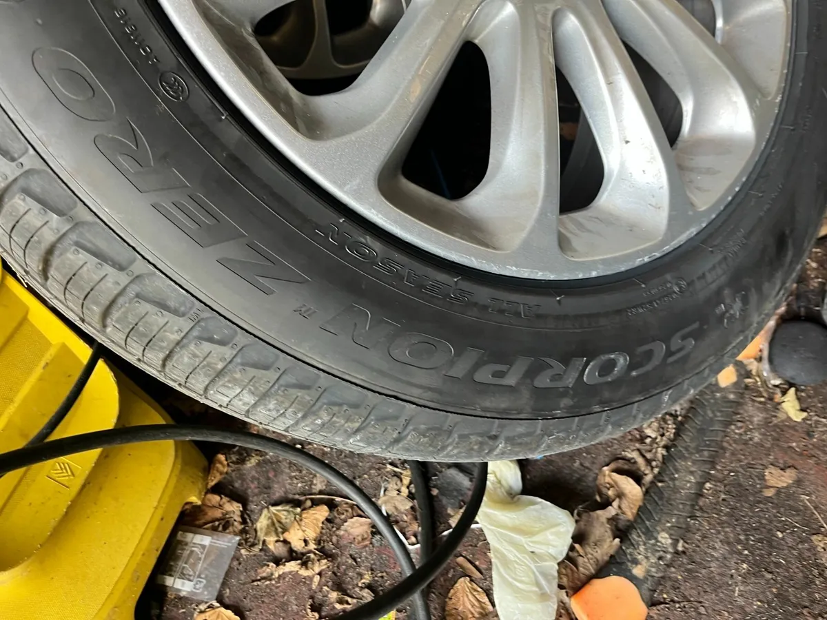 Land Rover Wheel & Tyres - Image 3