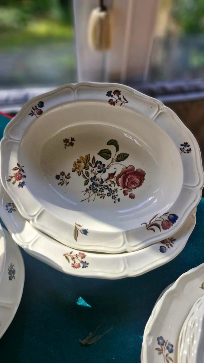 48 piece Wedgewood Dinner set "Queens Sprays" - Image 2