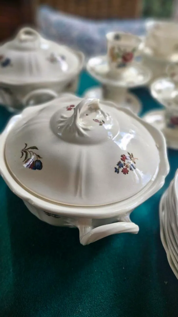 48 piece Wedgewood Dinner set "Queens Sprays" - Image 3