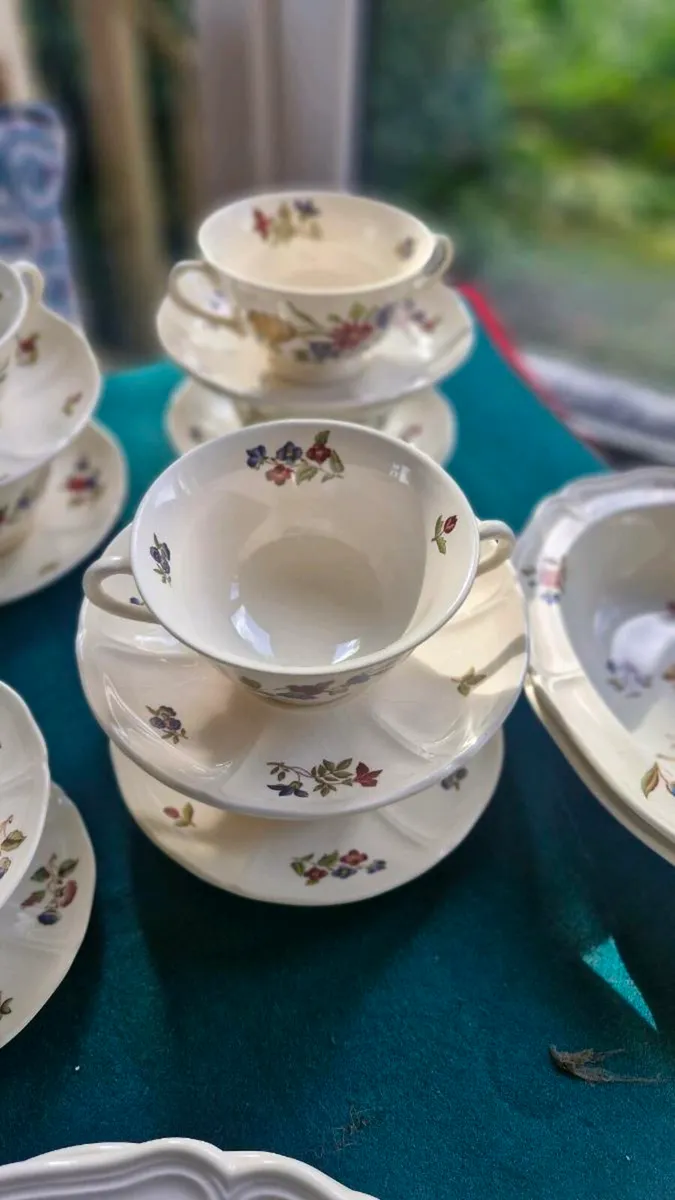 48 piece Wedgewood Dinner set "Queens Sprays" - Image 4
