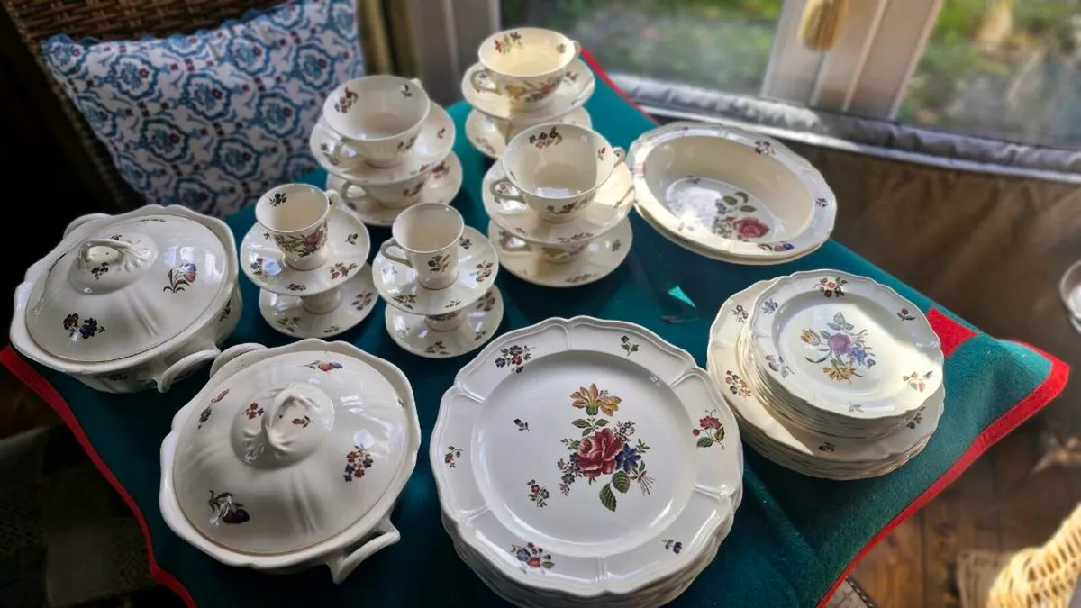 48 piece Wedgewood Dinner set "Queens Sprays" - Image 1