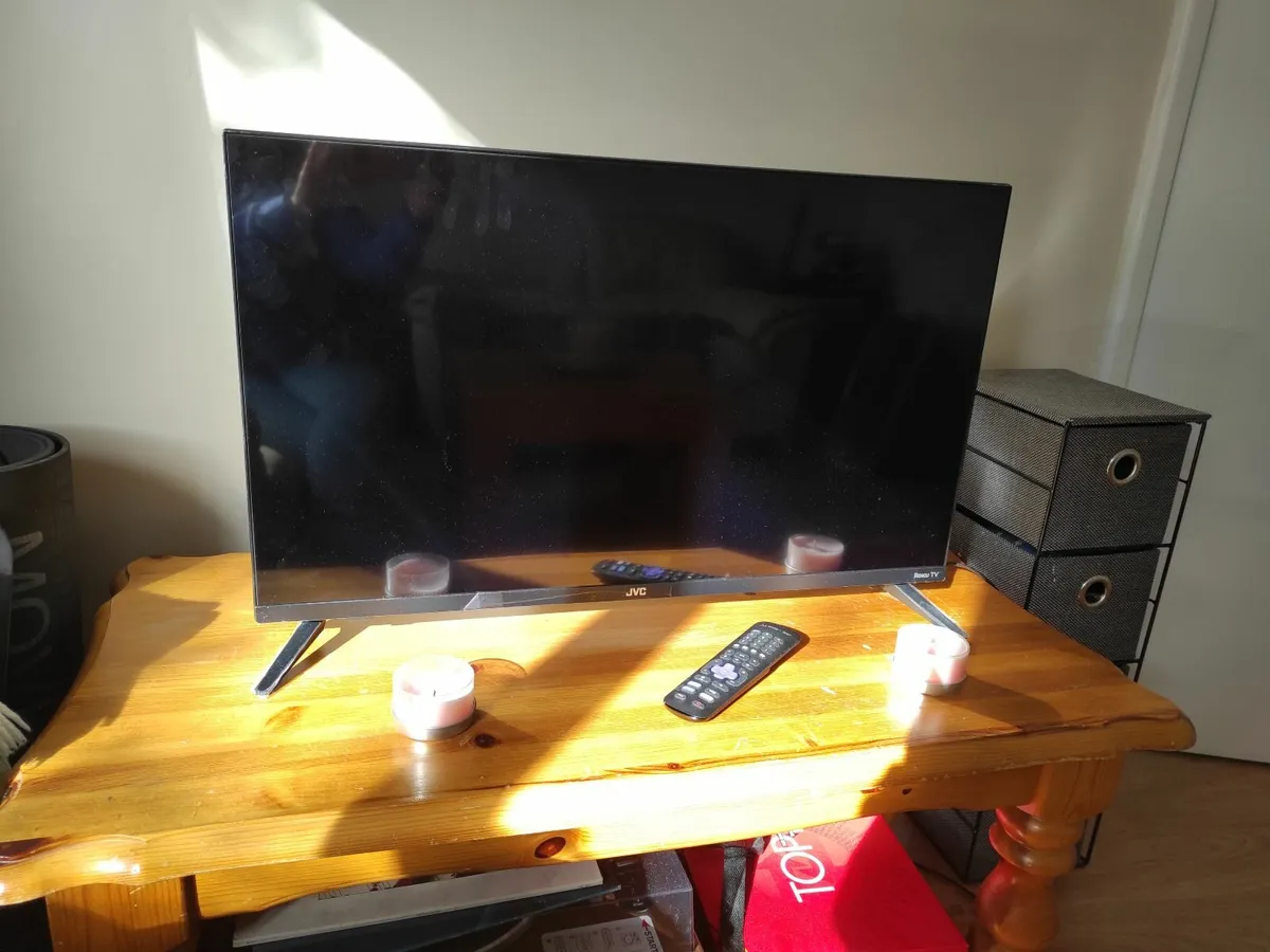 32”JVC Roku TV : CONTACT +34635975274 - Image 2
