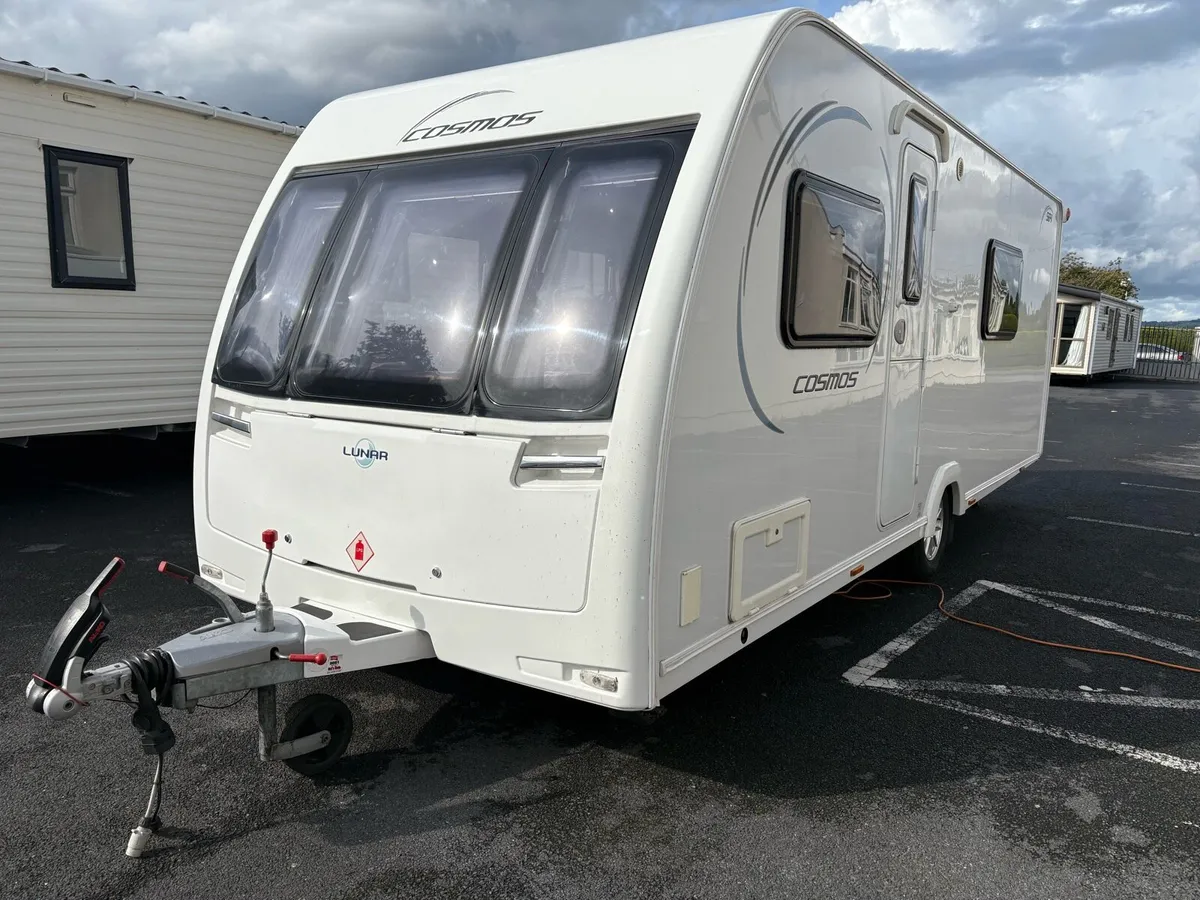 Lunar Cosmos 564, transverse dinette/fixed bed - Image 1