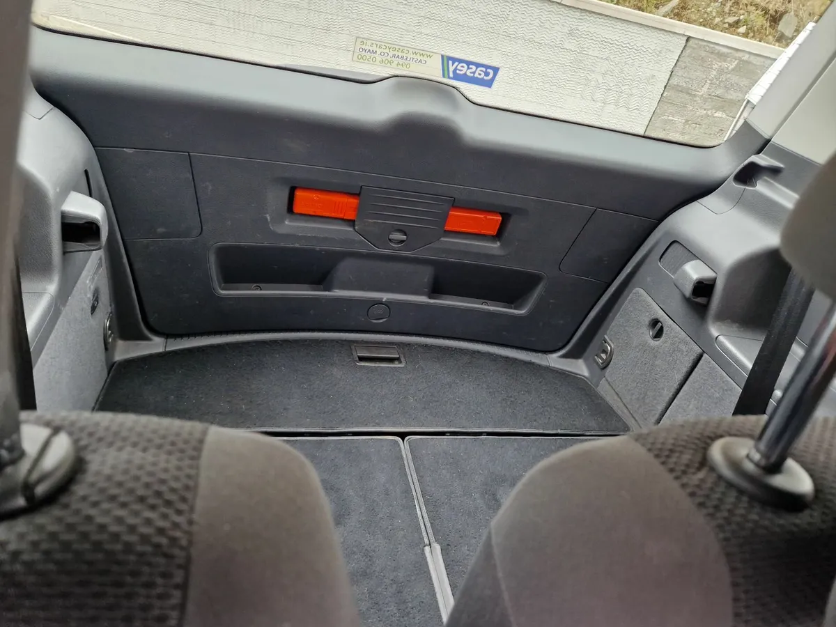 Volkswagen Touran 2014 - Image 2