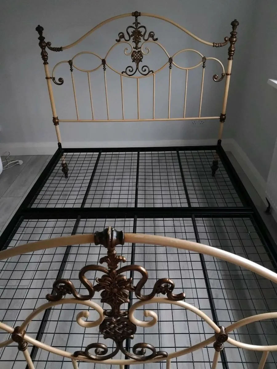 Bed frame - Image 1