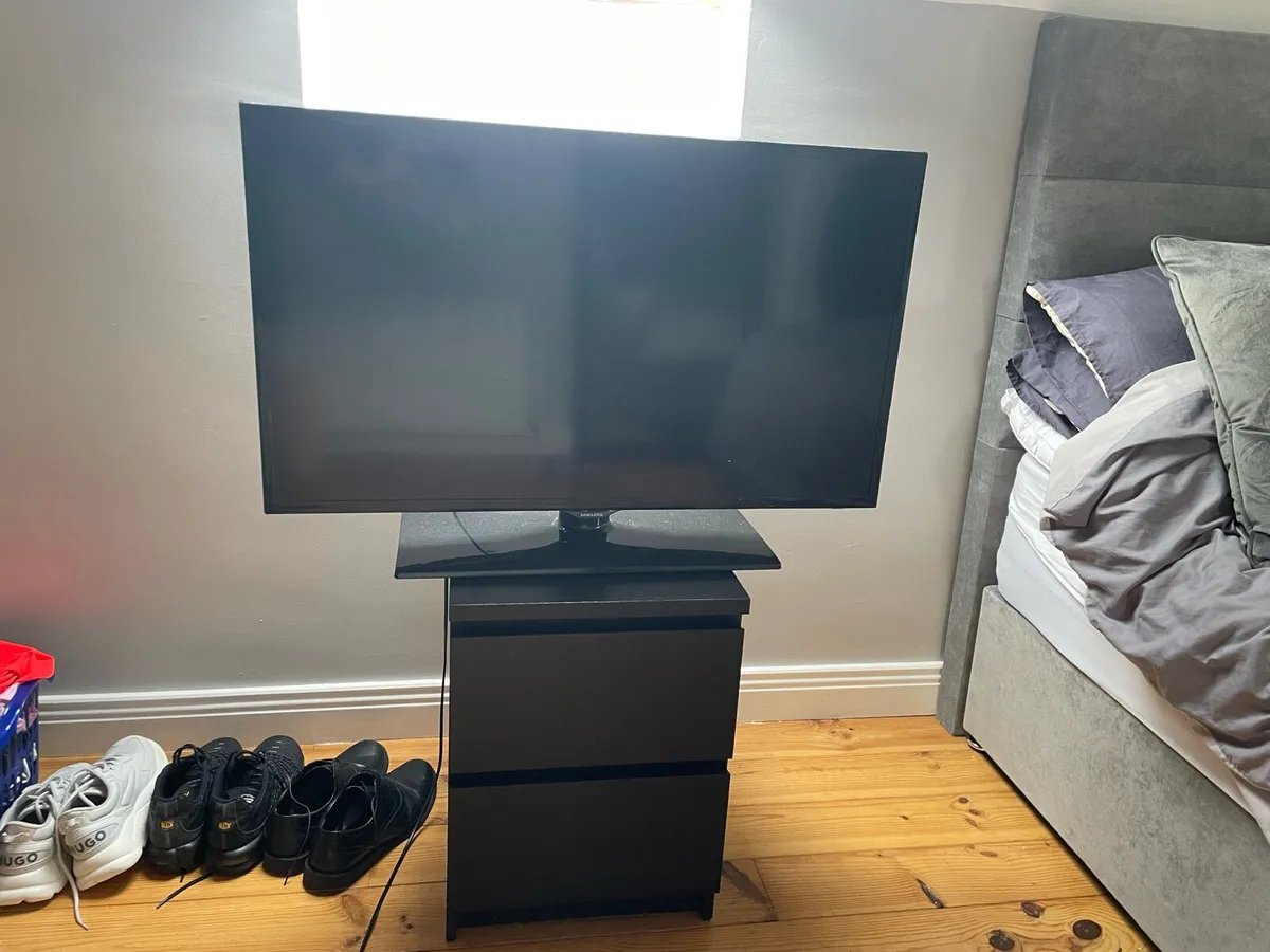 samsung TV 39 inch - Image 1