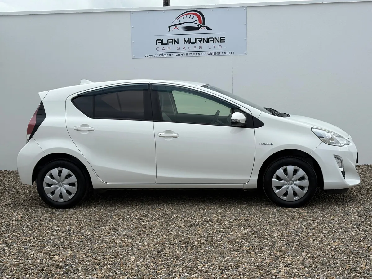 TOYOTA AQUA HYBRID JUST 68KMS  2016 - Image 4