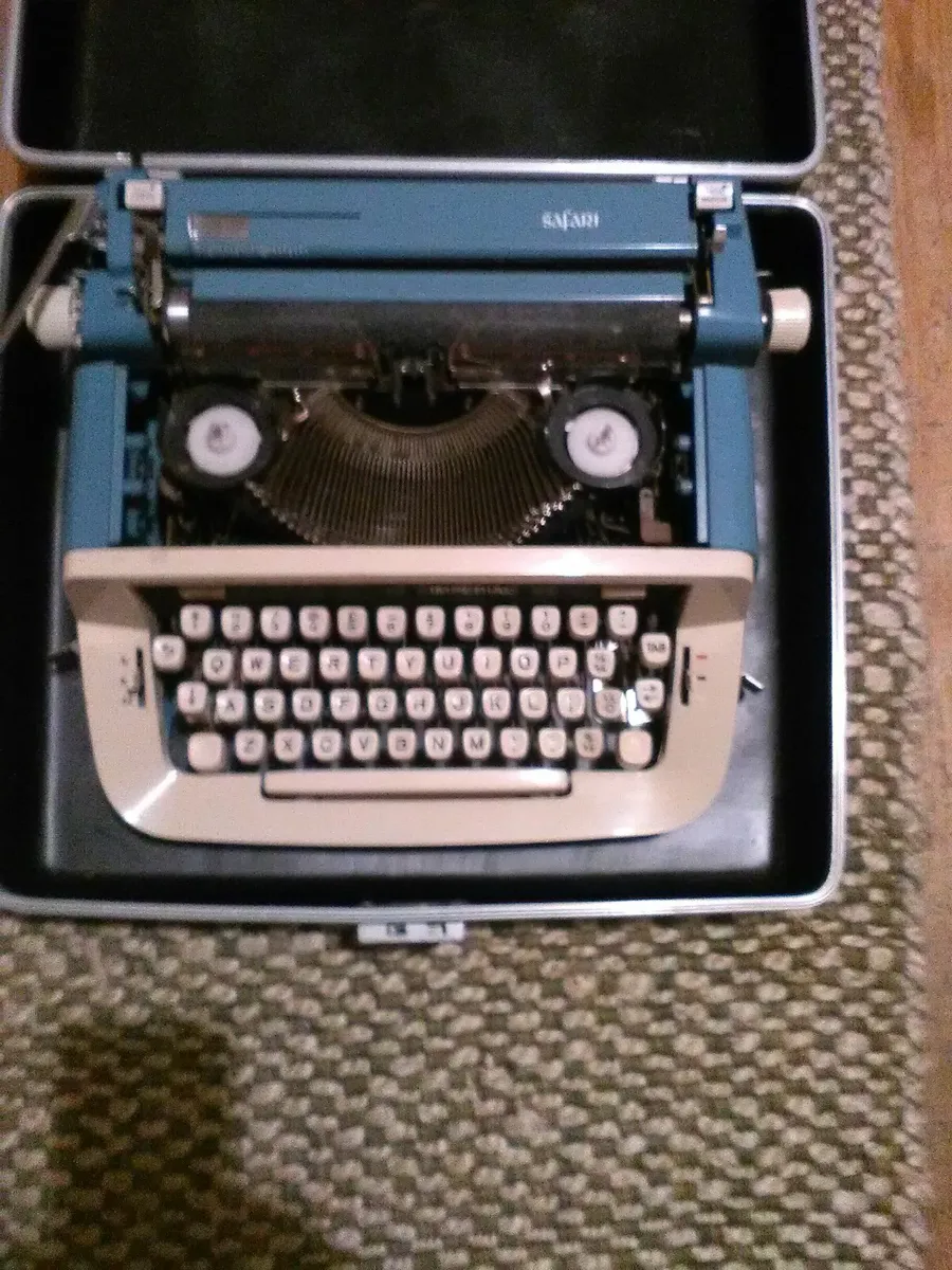 Portable Imperial Safari Typewriter & Black Case - Image 1